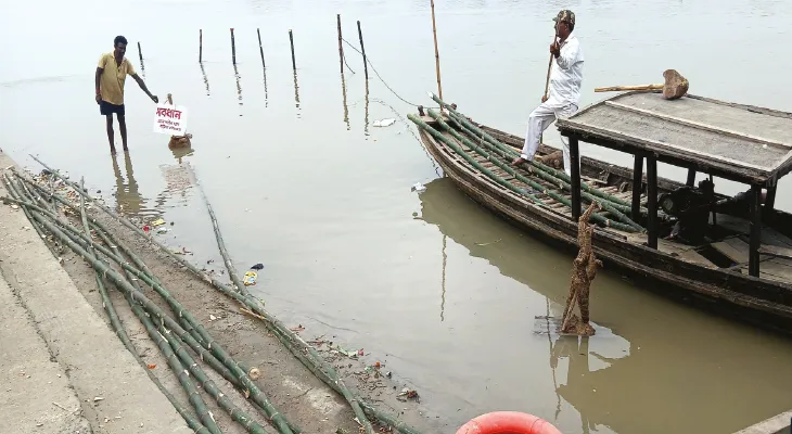 ভাগীরথীর দেবরাজ ঘাটে ফের দুর্ঘটনা ব্যারিকেড লাগিয়ে সচেতন করছে পুলিশ