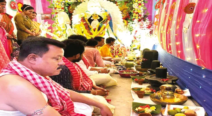 নাদনঘাটের বিদ্যানগরে বিশ্বাসবাড়িতে জগদ্ধাত্রীপুজোয় অষ্টশিবের আরাধনা