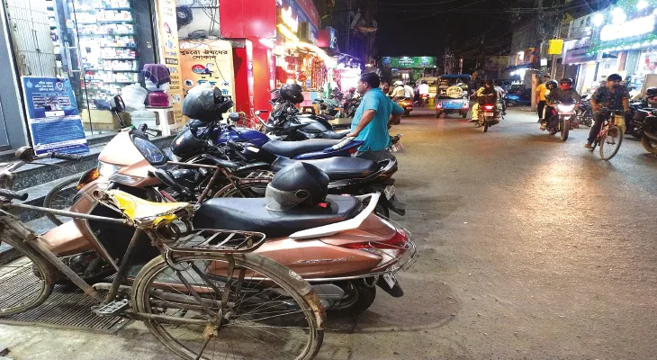 রাস্তা জুড়ে পার্কিং, শ্লথ গতি, ইংলিশবাজারে ক্ষোভ বাড়ছে আমজনতার