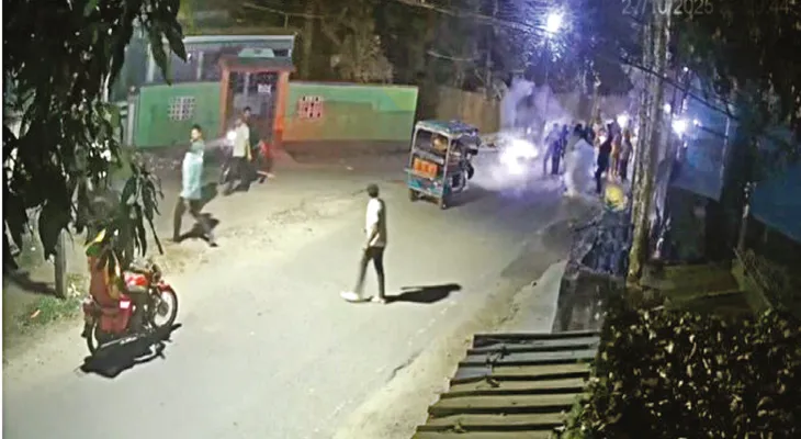 বিজেপি নেতার বাড়ির সামনে বোমাবাজি! অভিযুক্ত মন্ত্রীপুত্র, রাস্তায় বাজিপটকা ফেটেছে, বলছে তৃণমূল