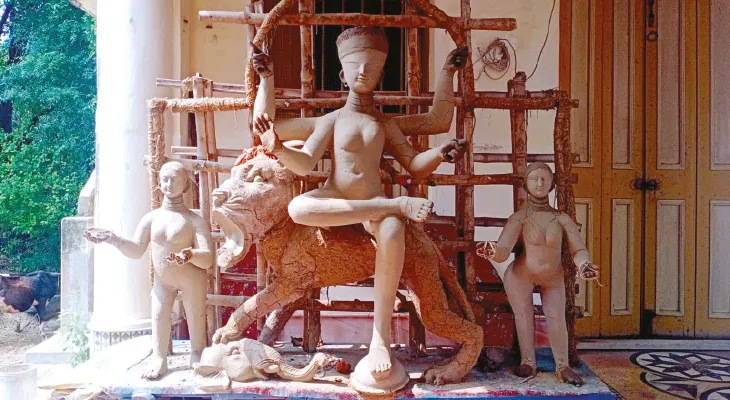 গঙ্গাজলে ভোগ রান্না হয় কান্দির চক্রবর্তী বাড়ির জগদ্ধাত্রী পুজোয়