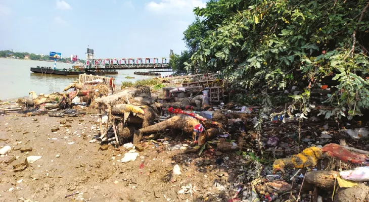 এখনও নিমতলা-আহিরীটোলা ঘাটে গঙ্গায় পড়ে  প্রতিমার কাঠামো, দূষণ ছড়াচ্ছে পুজোর উপাচার