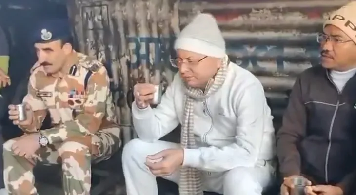 পিত্রগড়ে স্থানীয়দের সঙ্গে বসে চা খেলেন উত্তরাখণ্ডের মুখ্যমন্ত্রী পুষ্কর সিং ধামি