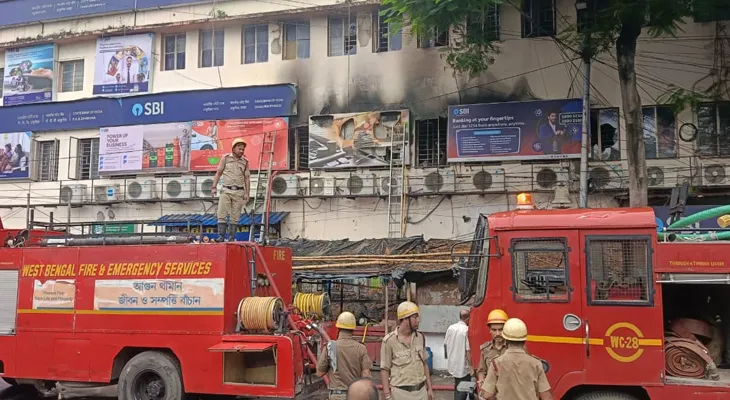 ঢাকুরিয়ায় একটি রাষ্ট্রায়ত্ত ব্যাংকে অগ্নিকাণ্ড, ঘটনাস্থলে দমকলের ৬টি ইঞ্জিন