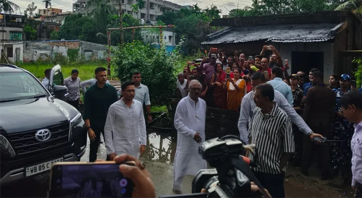 পানিহাটিতে প্রদীপ করের বাড়িতে গেলেন তৃণমূল কংগ্রেসের সর্বভারতীয় সাধারণ সম্পাদক অভিষেক বন্দ্যোপাধ্যায়