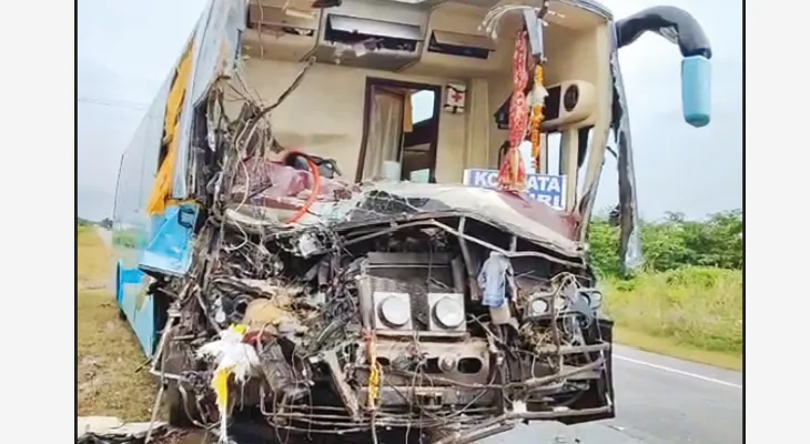 পুরী থেকে কলকাতা ফেরার পথে লরির পিছনে ধাক্কা বাসের, মৃত ২