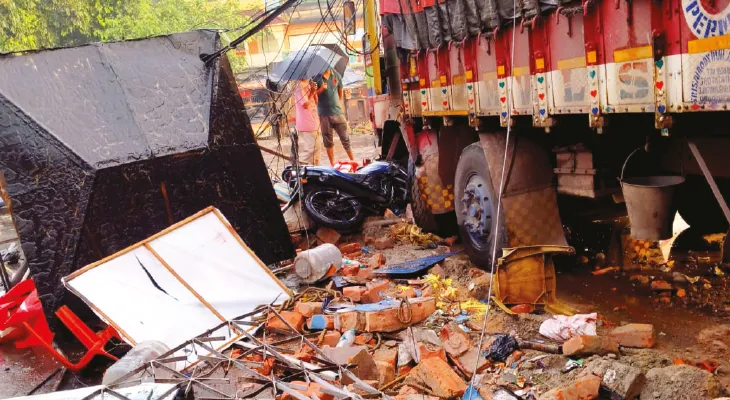 রানিহাটি মোড়ে বেপরোয়া ট্রাকের ধাক্কায় গুঁড়িয়ে গেল ট্রাফিক কিয়স্ক