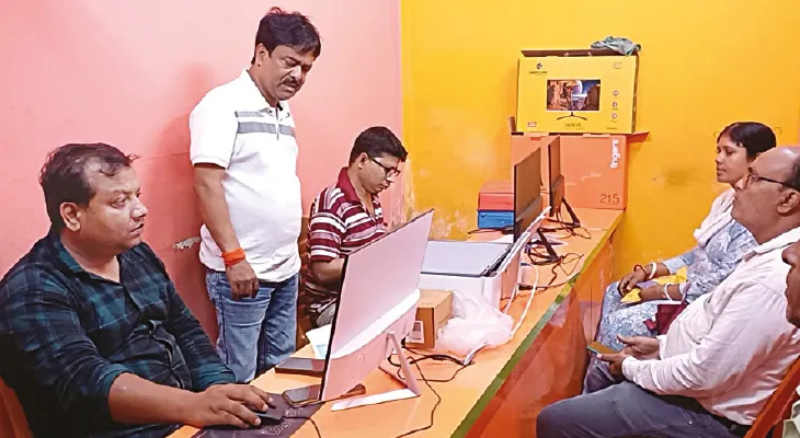 ২০০২ ভোটার তালিকায় নাম নেই ১৩ বিএলওরই! এসআইআরে তীব্র বিতর্ক চাকদহে