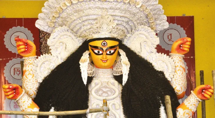 নবমীর আগেই শহরের রাস্তায় দর্শনার্থীর ঢল, একদিনের পুজোর প্রথা ভাঙছে কৃষ্ণনগর