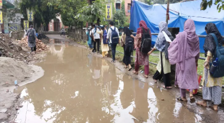 অল্প বৃষ্টিতেই ডুবল চাঁচল কলেজ যাওয়ার রাস্তা, ক্ষোভ