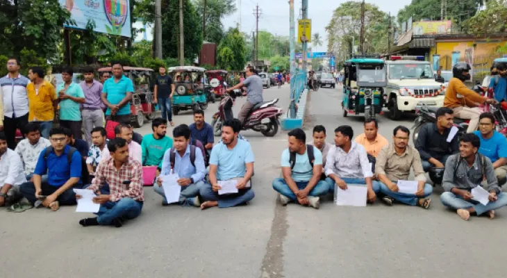 ওবিসি সার্টিফিকেট পুনর্নবীকরণ করাতে গিয়ে হয়রানির অভিযোগ, প্রতিবাদে দিনহাটায় পথ অবরোধ আবেদনকারীদের