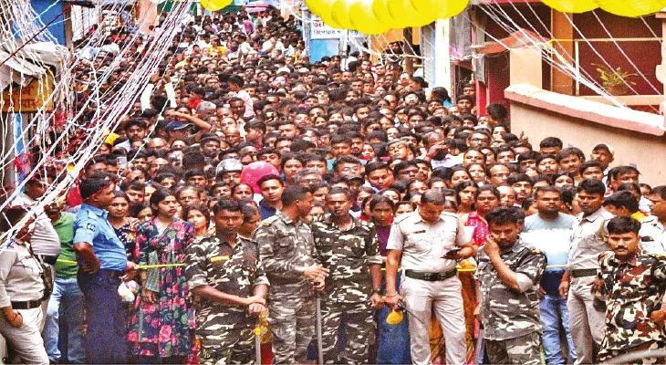 বৃষ্টি উপেক্ষা করেই কৃষ্ণনগরে জনস্রোত, বুড়িমার পায়ে অঞ্জলি দিতে লম্বা লাইন