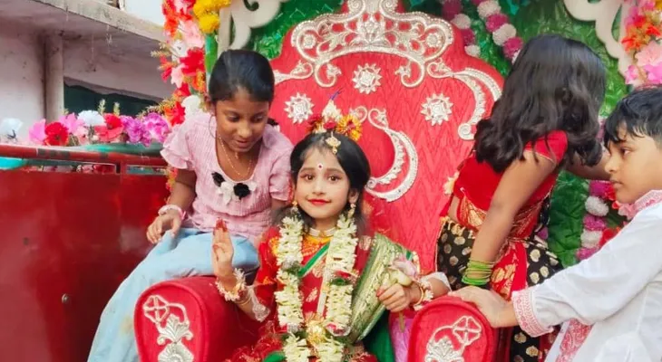 জগদ্ধাত্রী পুজোয় খানাকুলের রাজহাটিতে কুমারী কার্নিভাল