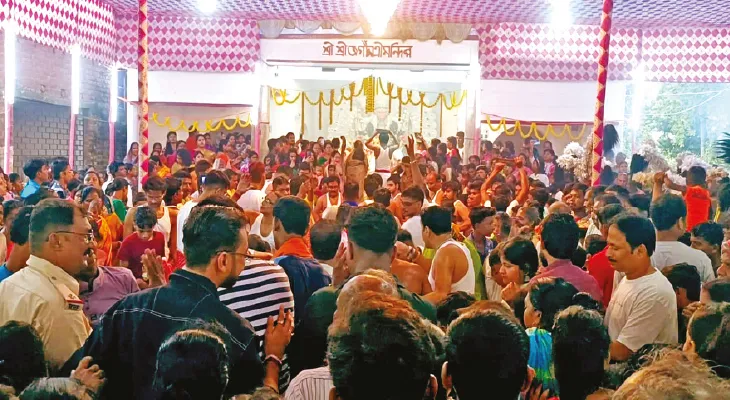 বৃষ্টির জের সালারের কা-গ্রামের জগদ্ধাত্রী পুজোয় কমল দর্শনার্থী