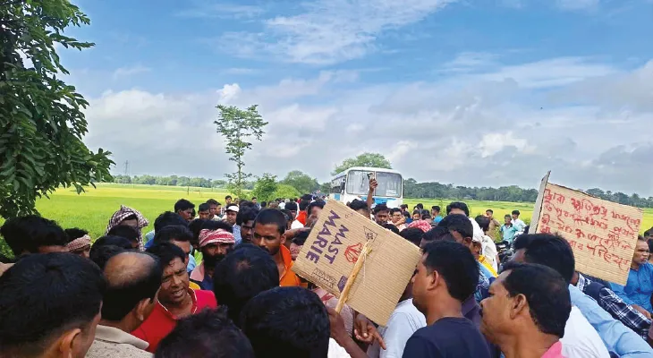 মেদিনীপুরে হাতির তাণ্ডবে ফসলের দফারফা, সড়ক অবরোধ, বিক্ষোভ