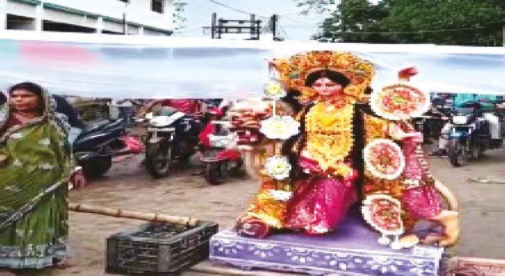 পুজো স্থানান্তরের নির্দেশ হাট কমিটির, ঘাটালে রাস্তায় জগদ্ধাত্রী প্রতিমা রেখে অবরোধ