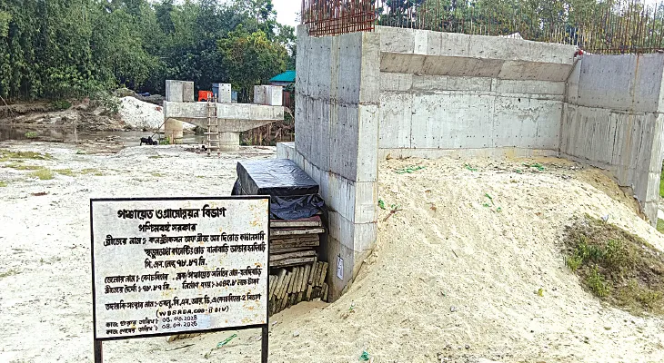 দেড় বছরেও চারটি পিলারের কাজ শেষ হয়নি, দ্রুত ব্রিজ চাইছেন হেমকুমারবাসী