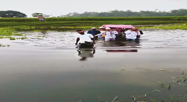 গোটা রাস্তাই দখল, মহানন্দার কোমর জল পেরিয়ে নিয়ে যেতে হল শবদেহ