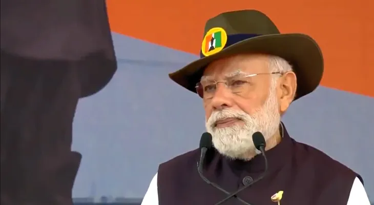 গুজরাতের জনসভা থেকে বক্তব্য রাখছেন প্রধানমন্ত্রী নরেন্দ্র মোদি