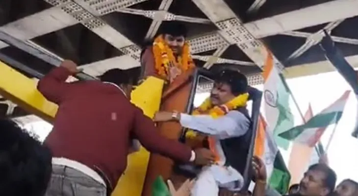 পুরসভার ক্রেন অপারেটরকে থাপ্পড় পদ্ম সাংসদের, বিতর্ক