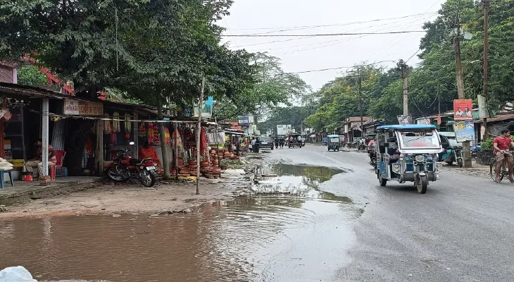 হেমতাবাদ সদরে নেই নিকাশিনালা জল জমছে রাজ্য সড়কের ধারে