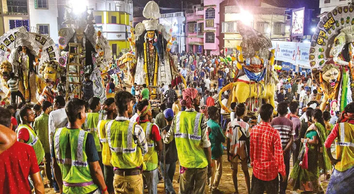 দ্বিতীয় দিনেও শতাধিক বিসর্জন উচ্ছ্বাসে মাতোয়ারা কৃষ্ণনগর