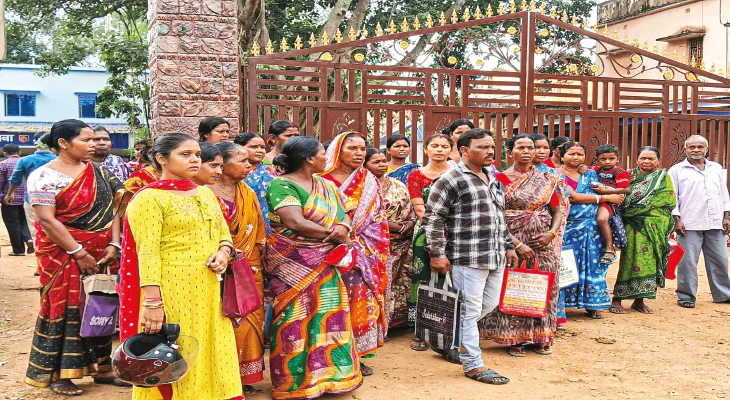 কোটি কোটি টাকা নয়ছয়, রাষ্ট্রায়ত্ত ব্যাঙ্কের দু’টি গ্রাহক পরিষেবা কেন্দ্র বন্ধ, বিক্ষোভ
