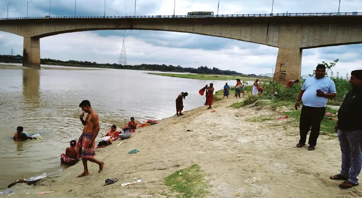 গৌরাঙ্গ সেতুর নীচে ভাগীরথীর অস্থায়ী ঘাটে ঝুঁকির পুণ্যস্নান, দুর্ঘটনার আশঙ্কা