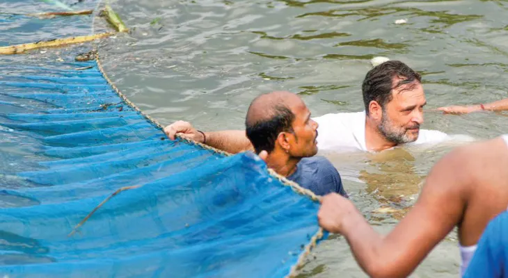 পুকুরে ঝাঁপ, মাছ ধরলেন রাহুল