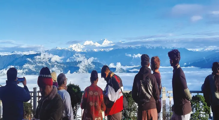 তিনদিন পর মেঘমুক্ত আকাশ, কাঞ্চনজঙ্ঘার টানে পাহাড়ের চৌরাস্তায় ভিড় পর্যটকদের, বৃষ্টিতে ক্ষতি ৪২টি বাড়ির ,৩৫ ত্রাণ শিবিরে ১১শো দুর্গত