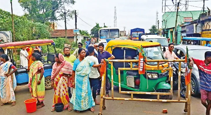শিল্পাঞ্চলে তীব্র জলসংকট, জাতীয় সড়ক অবরোধ করে তুমুল বিক্ষোভ জামুড়িয়ায়