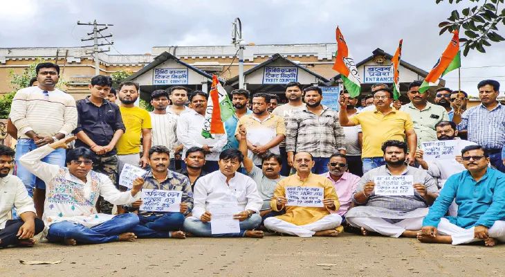 দুবরাজপুরে রেলের জায়গায় অবৈধ দোকান উচ্ছেদের নোটিশ, আন্দোলনে নামল তৃণমূল