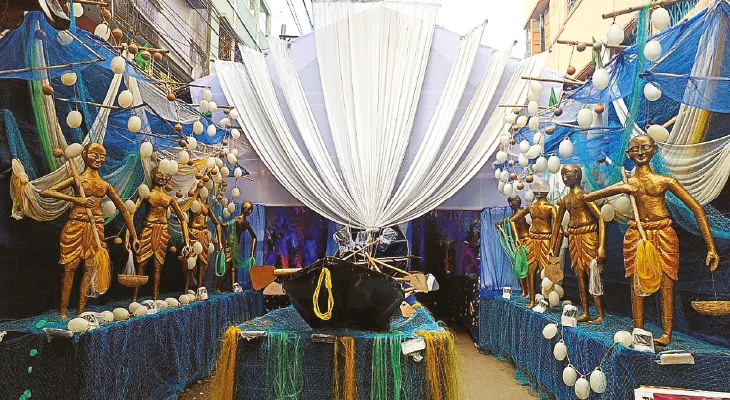 থিমের বর্ণময় সাজ আর আলোর ঝলকে রিষড়া যেন রূপকথার নগর