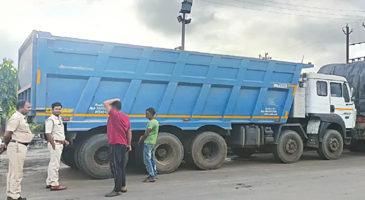 জাতীয় সড়কে দুর্ঘটনা, বাইকে ডাম্পারের ধাক্কায় মৃত্যু বধূর