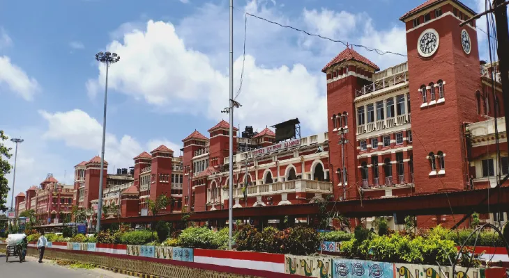 ৫ নম্বর প্ল্যাটফর্মে চাঞ্চল্য, হাওড়া স্টেশনে পুলিশ পরিচয়ে যাত্রীর সর্বস্ব লুট