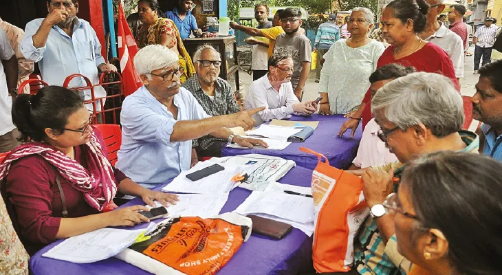 একাধিবার ভোট দিয়েও নাম নেই ২০০২ লিস্টে: বামেদের শিবিরে অসহায় ভোটার, সিএএ ক্যাম্পে যাবেন না, বারাসতে মাইকিং তৃণমূলের