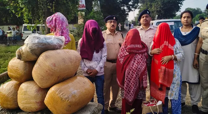 নদীয়ার নবদ্বীপ স্টেশন সংলগ্ন রেল রিক্রিয়েশন ক্লাবের মাঠের কাছ থেকে ৫৪ কেজি গাঁজা উদ্ধার, ধৃত ৪