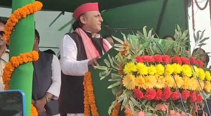 বিহারের সিওয়ানে সভায় বক্তব্য রাখছেন সপা প্রধান অখিলেশ যাদব