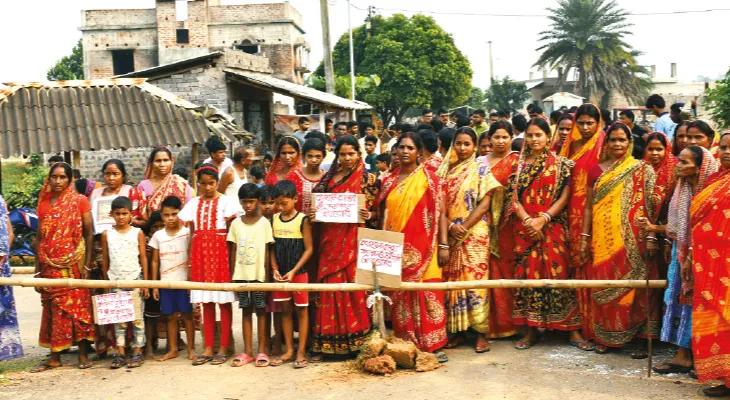 ঝাড়গ্রামে পিচ রাস্তার দাবিতে বাঁশের ব্যারিকেড ফেলে মহিলাদের অবরোধ