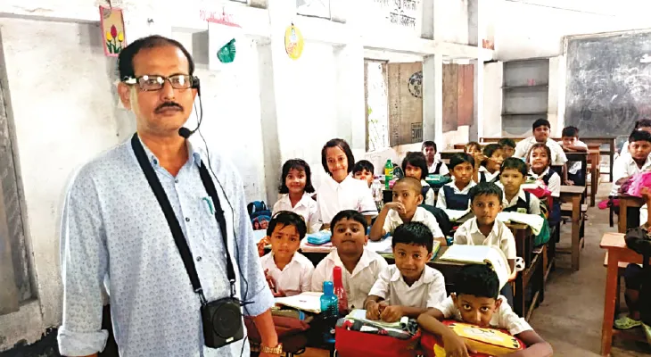 লাস্ট বেঞ্চ পর্যন্ত পৌঁছায় না আওয়াজ  গলায় সাউন্ড বক্স ঝোলালেন শিক্ষক
