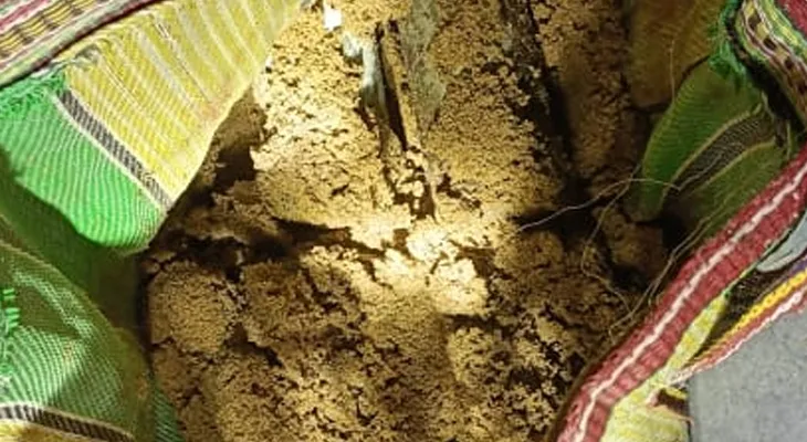 সোমবার গভীর রাতে লালগোলা থানার বাউসমারি গ্রামে এক ব্যক্তির বাড়ি থেকে উদ্ধার ৮টি তাজা সকেট বোমা, গ্রেফতার দুই