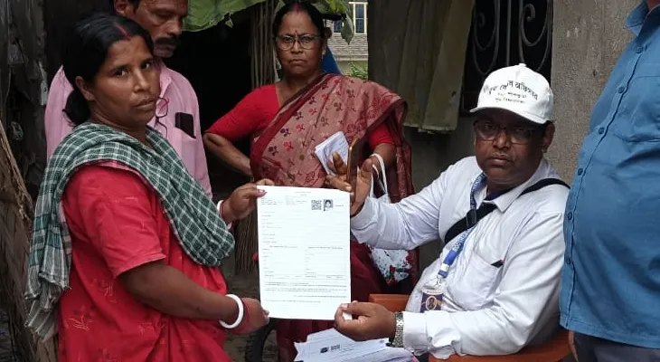 কুলটির আজাদ বস্তি, পূর্ব মেদিনীপুরের কোলাঘাটে ইনিউমারেশন ফর্ম বিলি করছেন বিএলও’রা