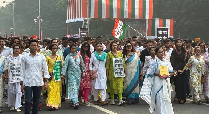 রেড রোড থেকে শুরু হয়েছে মিছিল, জোঁড়াসাঁকো পর্যন্ত পদযাত্রা করবেন মমতা বন্দ্যোপাধ্যায়