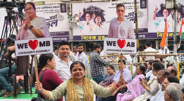 মিছিল করে আসছেন মমতা বন্দ্যোপাধ্যায়, জোড়াসাঁকো মঞ্চে তাঁর অপেক্ষায় কর্মী সমর্থকেরা