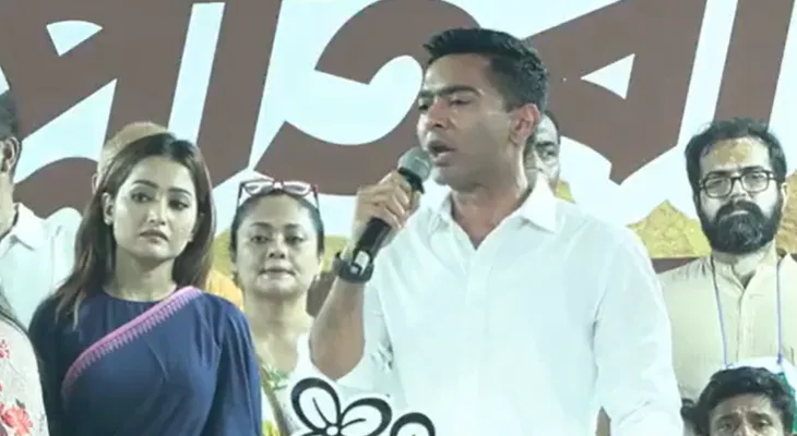 প্রতিবাদ সভা: জোড়াসাঁকোর মঞ্চ থেকে বক্তব্য রাখছেন অভিষেক বন্দ্যোপাধ্যায়