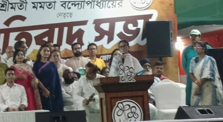 প্রতিবাদ সভা: জোড়াসাঁকোর মঞ্চ থেকে বক্তব্য রাখছেন মমতা বন্দ্যোপাধ্যায়