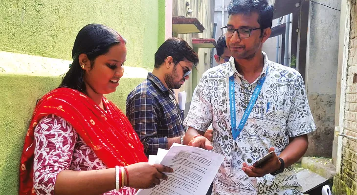 ইনিউমারেশন ফর্ম হাতে নিয়ে বাড়ি বাড়ি বিএলওরা, স্কুলগুলিতে পঠনপাঠন লাটে ওঠার আশঙ্কা