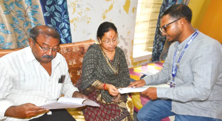 দক্ষিণ ২৪ পরগনা: ভোরের আলো ফুটতেই ভোটারদের দুয়ারে ফর্ম হাতে হাজির বিএলও’রা