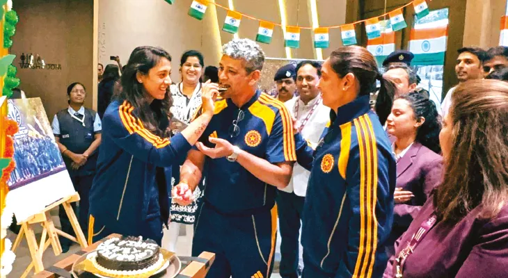 রাজধানীতে রাজকীয় অভ্যর্থনা বিশ্বজয়ীদের