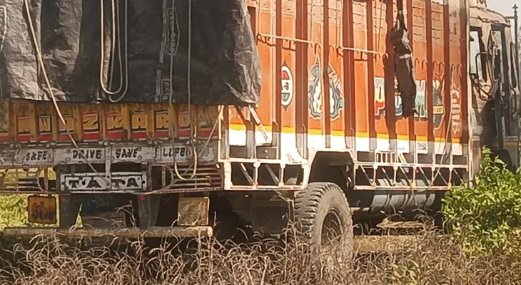 লরির ধাক্কায় পথচারীর মৃত্যু, উত্তেজনা